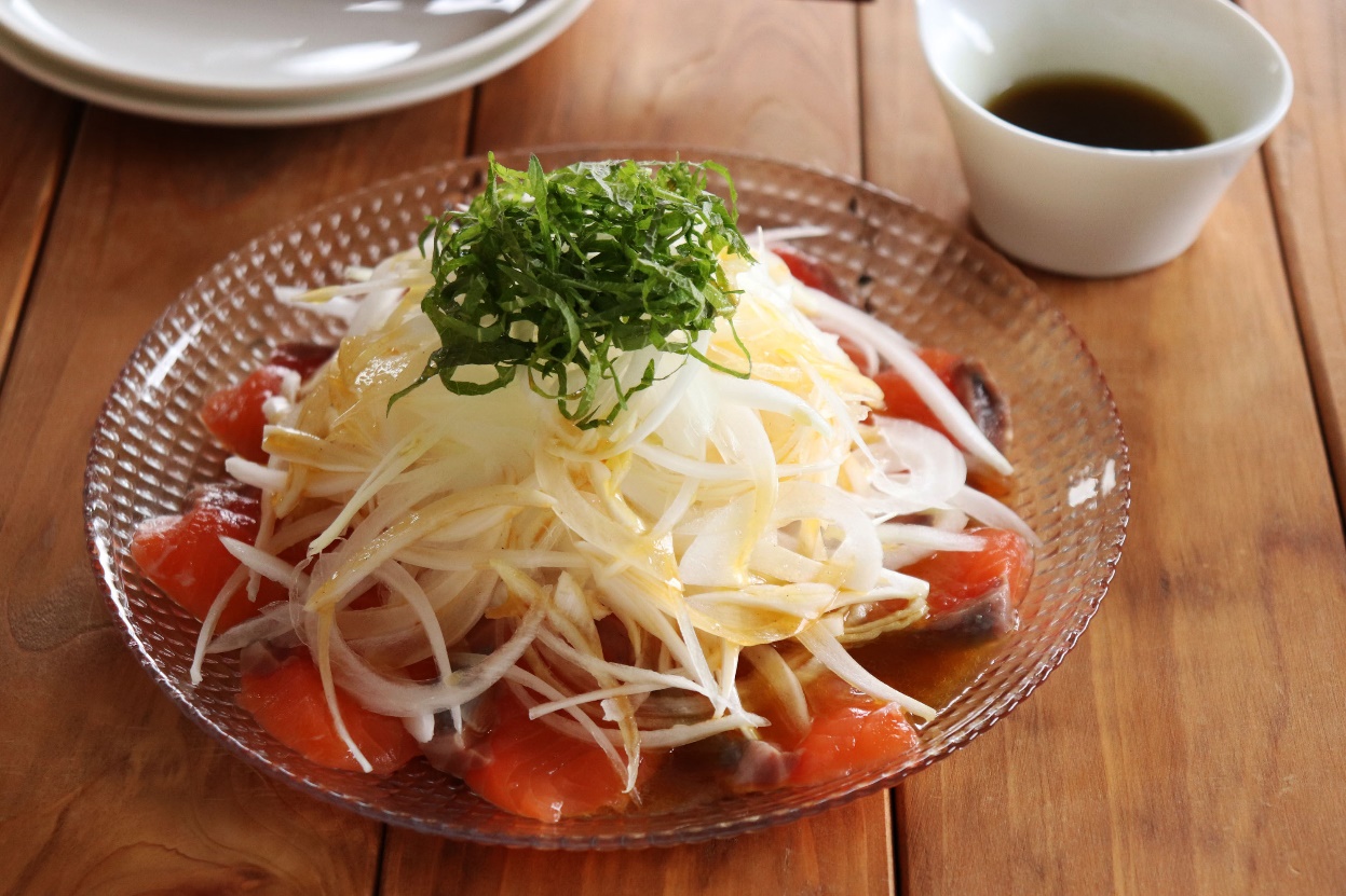 新玉ねぎとサーモンのサラダ