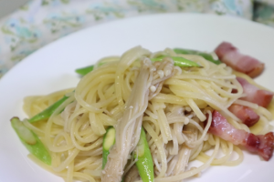 エノキタケとベーコン、アスパラのスパゲッティ