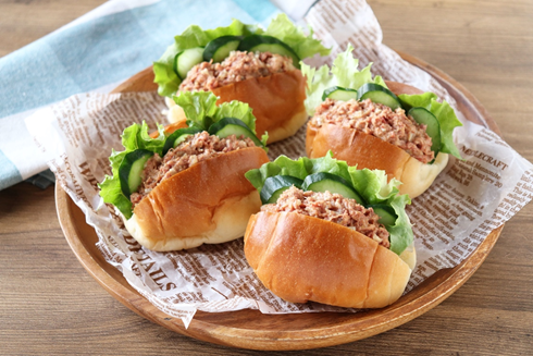 コンビーフのロールパンサンド