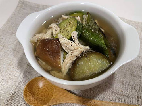 ズッキーニとナスとオクラの野菜スープ